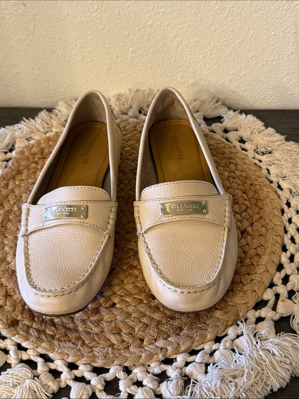 Coach Womens Fredrica Loafers Cream Pebbled Leather Silver Logo Size 7.5 - Picture 3 of 13